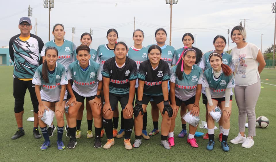 La Selección Mazatlán Imdem Libre Femenil recibe los nuevos uniformes