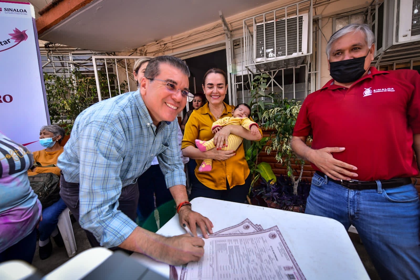 Alcalde Edgar González y su esposa María Teresa Apodaca son testigos