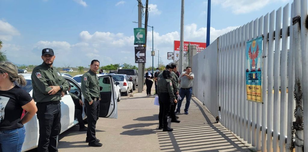 Elementes de la Fiscalía Anti corrupción acudieron esta mañana para catear el Campus Buelna en la Universidad Autónoma de Sinaloa 