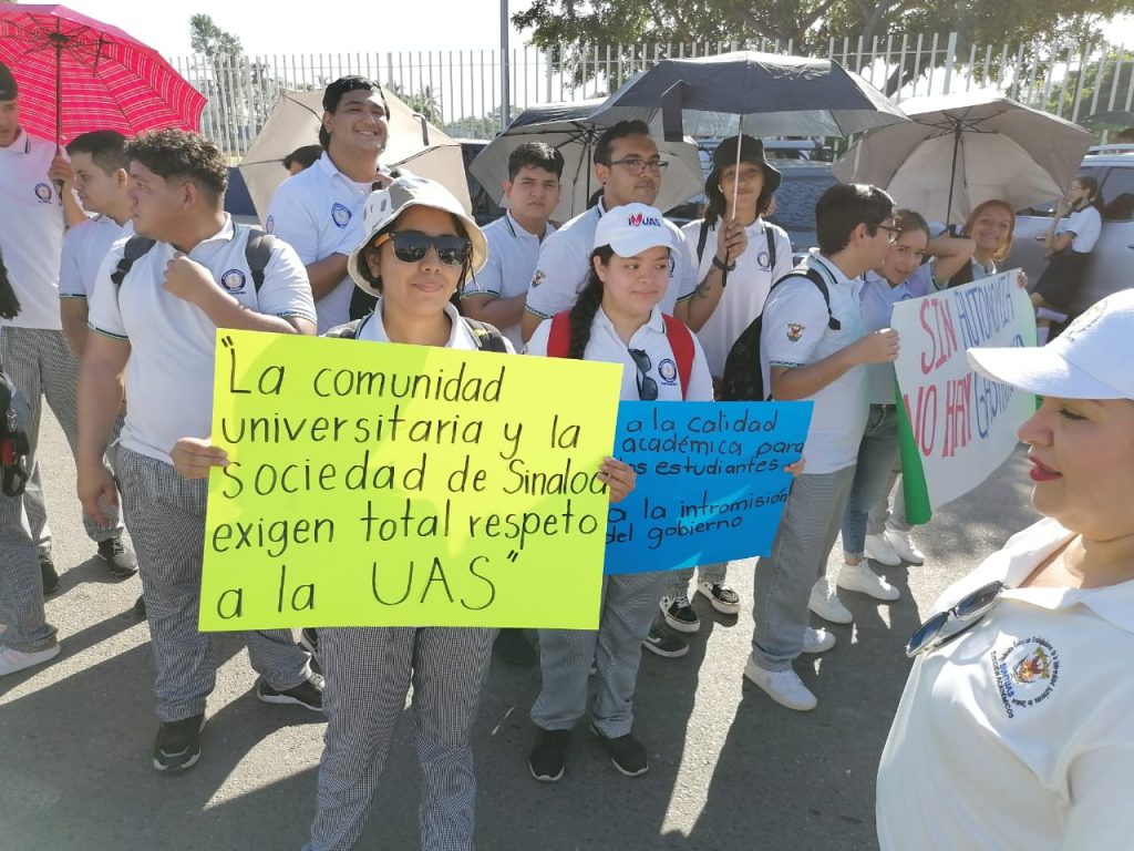 En respuesta a la convocatoria previa de Jesús Madueña Molina, se llevó a cabo la marcha "por la autonomía universitaria"