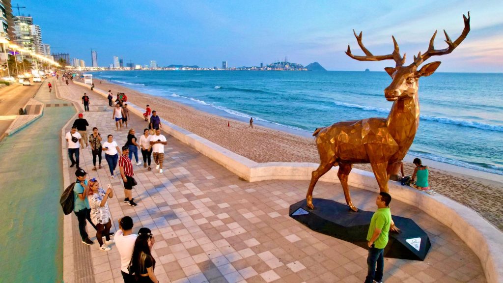Descubre el nuevo gigante de acero en Mazatlán. La "escultura venado Mazatlán" se convierte en el foco del malecón. ¡Visítalo este noviembre!