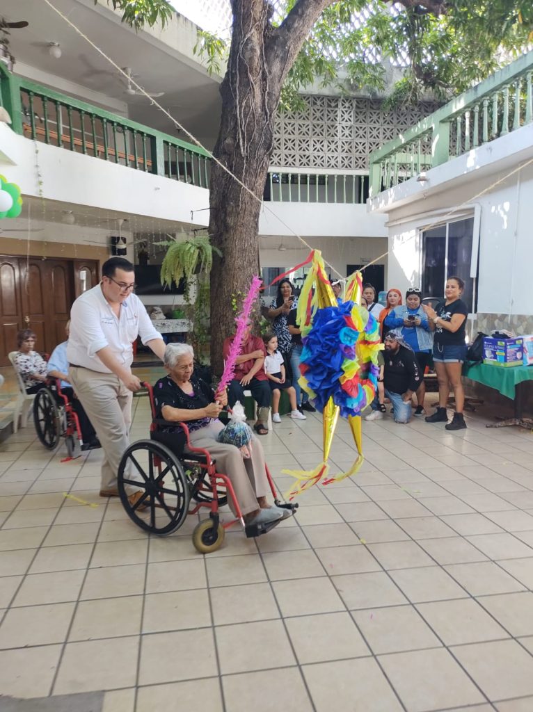 El Aspirante a Diputado por el distrito 22 Juan Luis Gómez apoyando al asilo de ancianos La Inmaculada